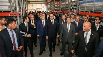 وزيرا العمل المصري والتركي ومحافظ الشرقية يزورون شركة «Jade Textile Egypt » بالعاشر