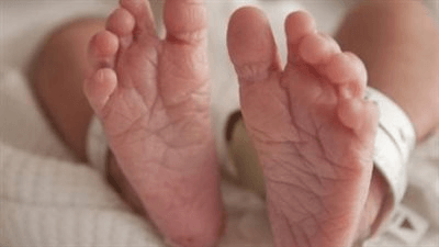 العثور على طفل رضيع ملقي بجوار منزل في الفيوم