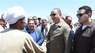 محافظ الفيوم يفتتح موسم حصاد القمح بأحد الحقول الزراعية بقصر رشوان