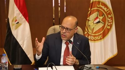 وزير العمل يعلن عن توفير 62 فرصة عمل "سائق حافلة" في دولة خليجية