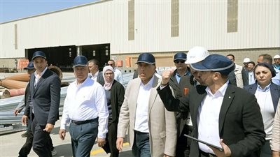 رئيس الوزراء يتفقد شركة التوكل للصناعات الحديدية