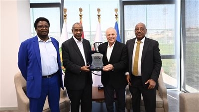 بالصور.. هاني أبو ريدة رئيس الاتحاد المصري لكرة القدم يلتقي رئيس الاتحاد السوداني