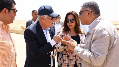 جولة تفقدية لمستشارى رئيس الجمهورية ووزيرة التنمية المحلية لمتابعة إنتظام العمل بالتشغيل التجريبى لأعمال تطوير المنطقة الأثرية للأهرامات