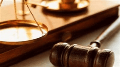 براءة موظف بالمعاش بعد طعنه رئيس مدينة دشنا بقنا.. والصلح ينهي القضية داخل قاعة المحكمة