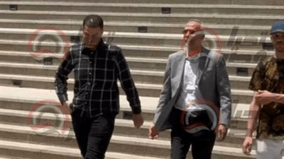 والد محمود عبد المنعم كهربا يشارك في جنازة أمح الدولي أشهر مشجعي الأهلي (فيديو)