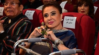 بعد ظهورها تتكئ على مشاية.. مادلين طبر تكشف تفاصيل حالتها: رجلي وارمة وماشية بالمسكنات
