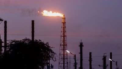 النفط يرتفع 1.4% ويسجل مكاسب أسبوعية 2.4% رغم توقعات زيادة المعروض