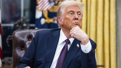 ترامب يلوح بالخيار العسكري ضد إيران ويعيد تشكيل فريق الأمن القومي