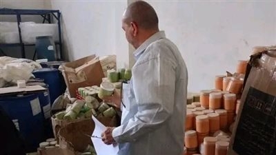 ضبط 2 طن مواد خام مستخدمة لتصنيع مستحضرات التجميل منتهية الصلاحية في الشرقية