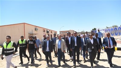 محافظ قنا ورئيس الجهاز المركزي للتعمير يتفقدان مزرعة دواجن قنا ومصنع الأعلاف ويؤكدان أهمية الالتزام بالمعايير الصحية