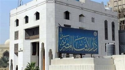 ما كيفية المساواة في الصف بين المصلي قائمًا والجالس على الكرسي؟.. الإفتاء تجيب