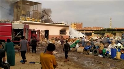 السيطرة على حريق بمخزن مخلفات خردة بالشرقية