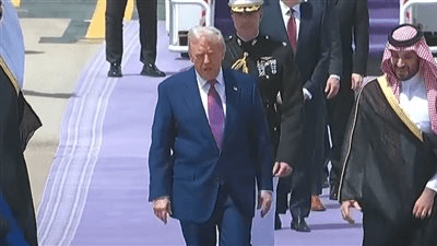 عاجلالرئيس الأمريكي ترامب يصل إلى السعودية في مستهل جولته للشرق الأوسط