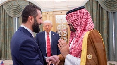 « الشرع من زعيم إرهابي إلى رجل ترامب المفضل».. سوريا إلى أين بعد رفع العقوبات؟