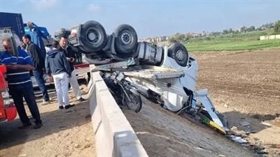 مصرع 4 أشخاص وإصابة 11 آخرين.. التفاصيل الكاملة لحادث تصادم ميكروباص بعمود أعلى الطريق الأوسطي
