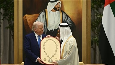 «أرفع وسام لقادة العالم»... رئيس دولة الإمارات يمنح ترامب وسام الشيخ زايد