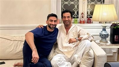 بالصور.. الإعلامي أنس بوخش يصل القاهرة ويزور عمرو سعد في منزله
