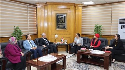 رئيس جامعة المنيا يستقبل السفيرة نائلة جبر رئيس مكافحة ومنع الهجرة غير الشرعية بمجلس الوزراء