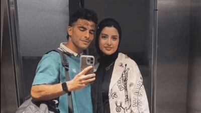 زيزو ينشر صورة جديدة له مع زوجته في الأسانسير (صورة)