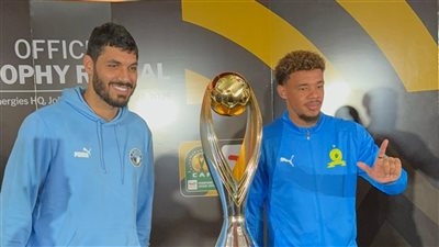 علي جبر نجم بيراميدز وويليامز حارس صن داونز يلتقطان صورة تذكارية مع كأس إفريقيا بالشكل الجديد
