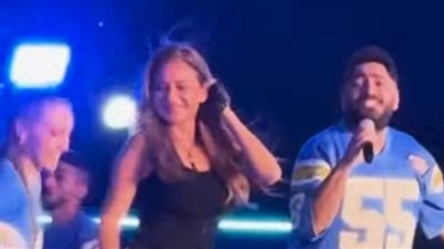 بالصور.. نيللي كريم مفاجأة حفل تامر حسني في ريد بول جوك بوكس