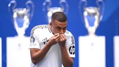 كيليان مبابي يتوج بجائزة أفضل لاعب في ريال مدريد خلال موسم 2024/2025