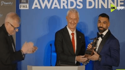 محمد صلاح يتسلم جائزة أفضل لاعب في الدوري الإنجليزي الممتاز في حفل جوائز رابطة كتاب كرة القدم