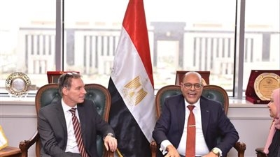 وزير العمل يُسلم شهادات دولية للخريجين من مسؤولي التشغيل بمديريات العمل بالصعيد