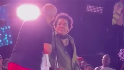 "من 3 سنين وكان حزين على صاحبه".. سر فيديو انهيار محمد منير في حفله