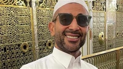 بداية جديدة.. أحمد سعد من أمام المسجد النبوي بعد إزالة الوشم