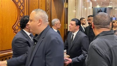أنوشكا وتامر عبد المنعم ومصطفى كامل.. نجوم الفن يقدّمون واجب العزاء في والد رئيس دار الأوبرا المصرية