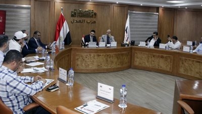 حزب العدل ينظم مائدة مستديرة حول مستقبل السيارات الكهربائية في مصر بمشاركة نخبة من الخبراء