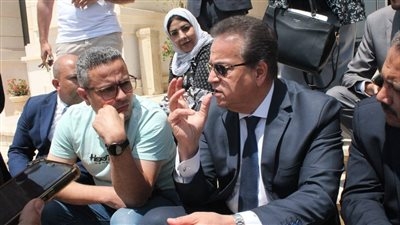 على سلالم الوزارة بكل حب وتواضع.. خالد عبد الغفار يستمع للصحفيين