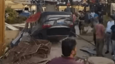 سيارة تقتحم كافيه وتصيب  4 أشخاص بأكتوبر