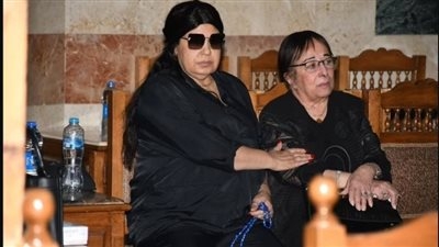 حفيدها يتلقى العزاء.. فيفي عبده وخالد النبوي أول الحاضرين في وداع القديرة سميحة أيوب