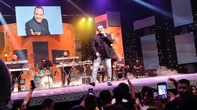 حضور خالد جلال وخالد عبدالجليل .. حفل هشام عباس كامل العدد على مسرح البالون