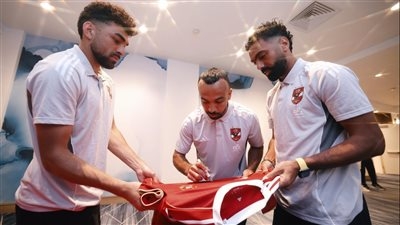 «فيفا» يحصل على توقيعات اللاعبين على قمصان الأهلي