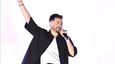 بأغاني رومانسية واستعراضات مبهرة.. حمادة هلال يشعل أجواء الصيف في حفل بتروسبورت