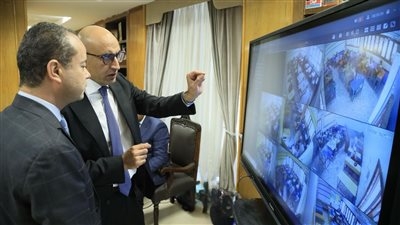 وزير التعليم يتابع امتحانات الثانوية العامة من داخل غرفة الوزارة ويشدد على الحزم فى التفتيش