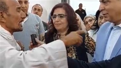 مواطن لمحافظ المنيا داخل مستشفى الرمد: "الشهادة هقابل بها ربنا.. واللي يقول غير كده يبقى مش محترم"