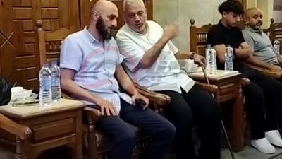 نجلها يواسيها.. بدء عزاء والدة المخرجة سارة وفيق في مسجد عمر مكرم