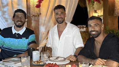 استراحة المحــاربين .. الفرعون المصري محمد صلاح يقضى الإجازة برفقة عبد الله السعيد وحجازى