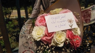 أشطر كتكوت خلصت أول امتحان.. أم تنتظر نجلتها ببوكيه ورد أمام إحدى لجان الثانوية العامة