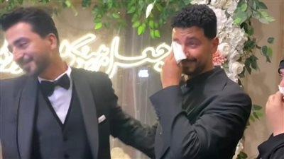 محمد أنور يبكي في كتب كتاب شقيقه: كنت فاكر أني هعيط في فرح بناتي بس