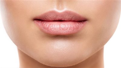 بمكونات آمنة.. ملمع شفاه طبيعي بألوان صيفية ولمعان صحي وجذاب