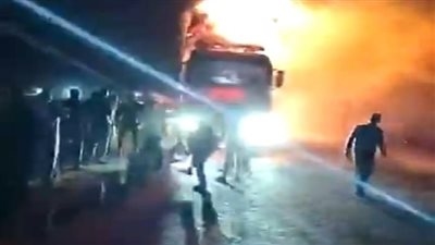 السيطرة على حريق سيارة نقل محمّلة بالتبن إثر ماس كهربائي بطامية في الفيوم