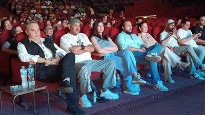 تامر عبدالمنعم وعصام كاريكا وأميرة فتحي في حضور مسرحية الملك وأنا