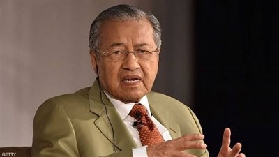 في عيد ميلاده الـ100.. نقل رئيس وزراء ماليزيا السابق مهاتير محمد للمستشفى