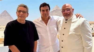 بالصور.. محمود سعد وجورج قرداحي وخالد الجندي يجتمعون أمام الأهرامات