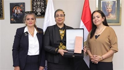 رئيسة القومي للمرأة تكرم دينا عبد الفتاح ضمن أقوى السيدات تأثيرًا في مصر